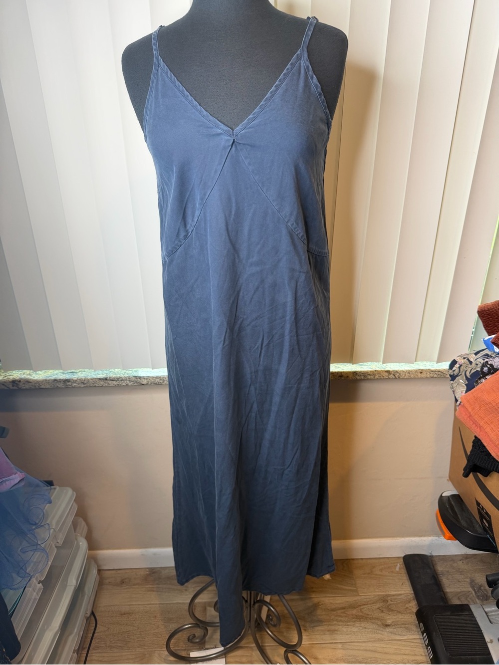 Quince Navy V-Neck Slip Dress with Spaghetti Straps Size Medium NEW